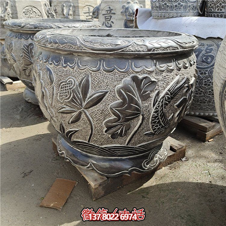 古建庭院蓄水缸，用青石點(diǎn)綴