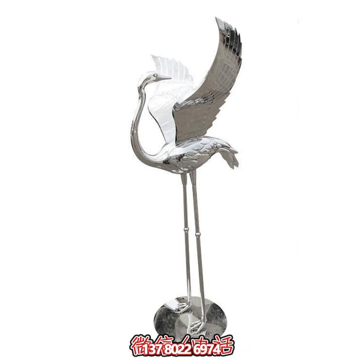 鏡面不銹鋼仙鶴雕塑，質(zhì)樸自然，展翅回頭