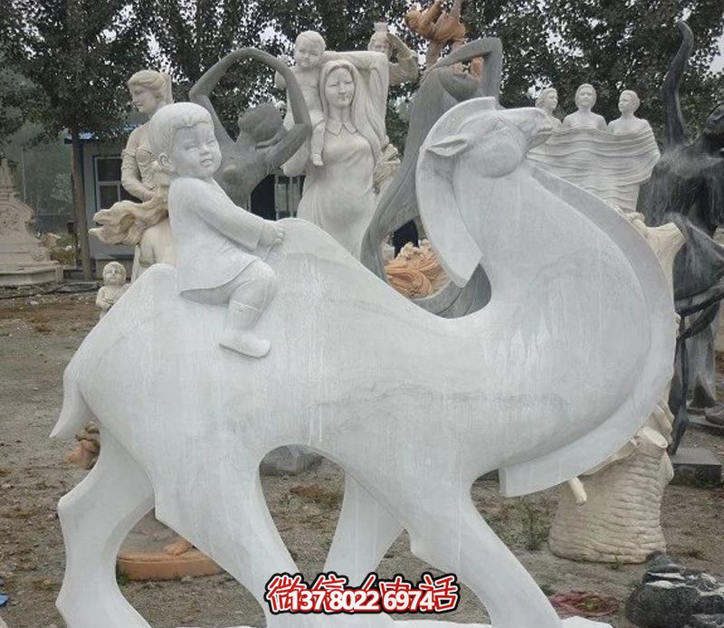 漢白玉駱駝雕塑，點綴公園里的抽象風情
