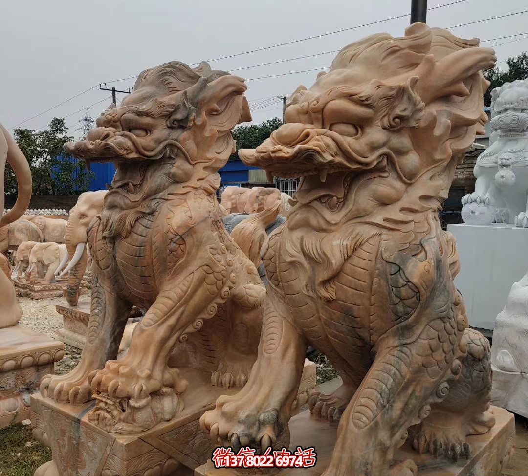 大型黃蠟石麒麟雕塑，點綴廣場景觀