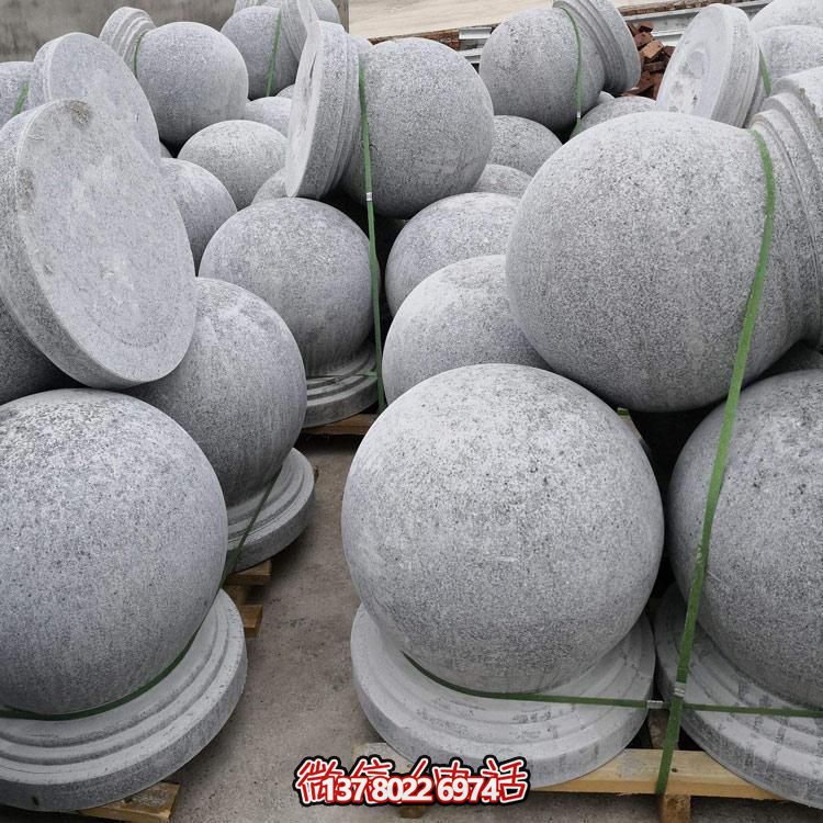 精美石雕車阻，點(diǎn)綴公園美景