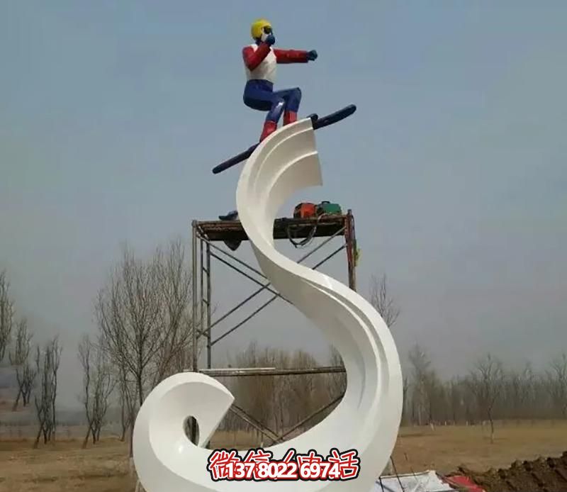 彩繪不銹鋼雕塑，把滑雪運(yùn)動主題人物雕刻到廣場上