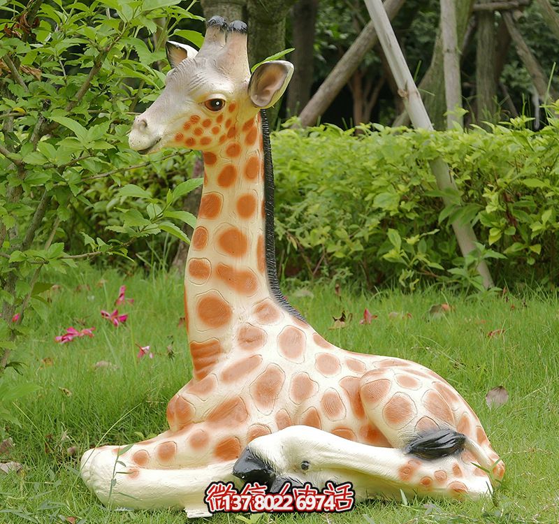 彩繪仿真動物玻璃鋼雕塑，營造出寧靜自然的公園草坪
