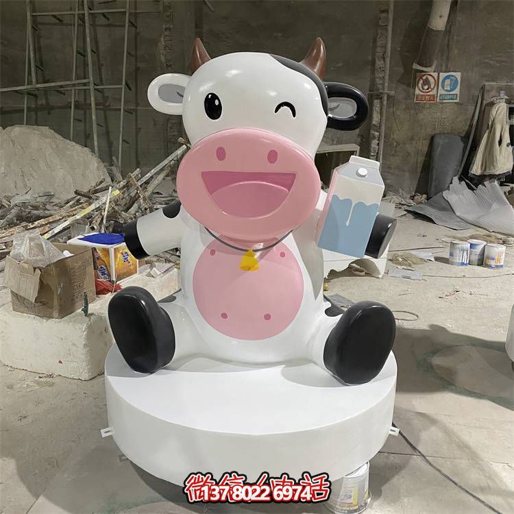 玻璃鋼雕塑，營造優(yōu)雅卡通奶牛公仔氣氛
