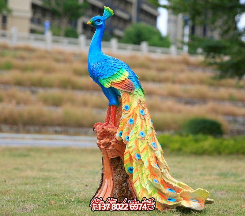玻璃鋼孔雀雕塑，點(diǎn)綴公園草坪