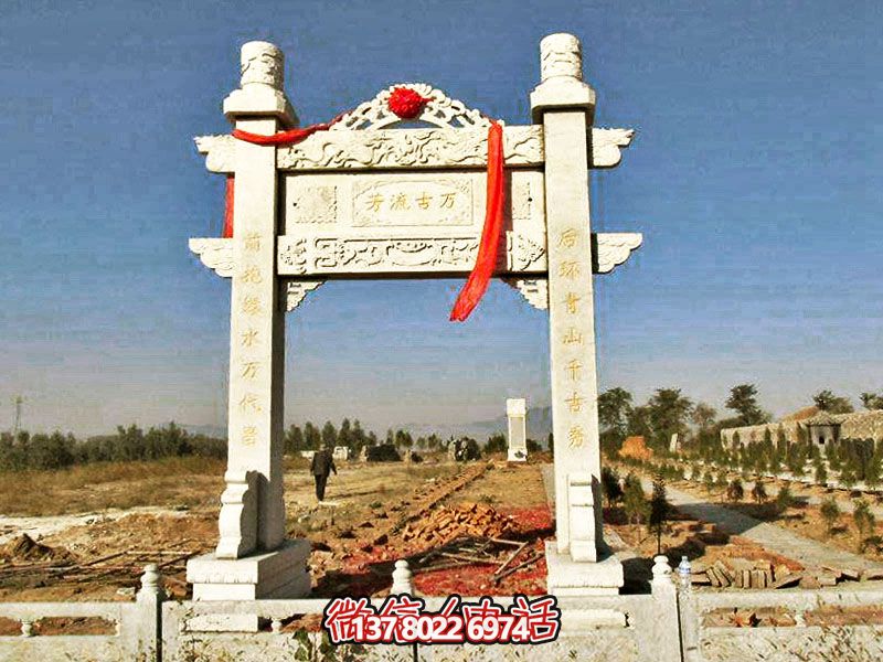 花崗巖簡易牌坊，擺放石墓地