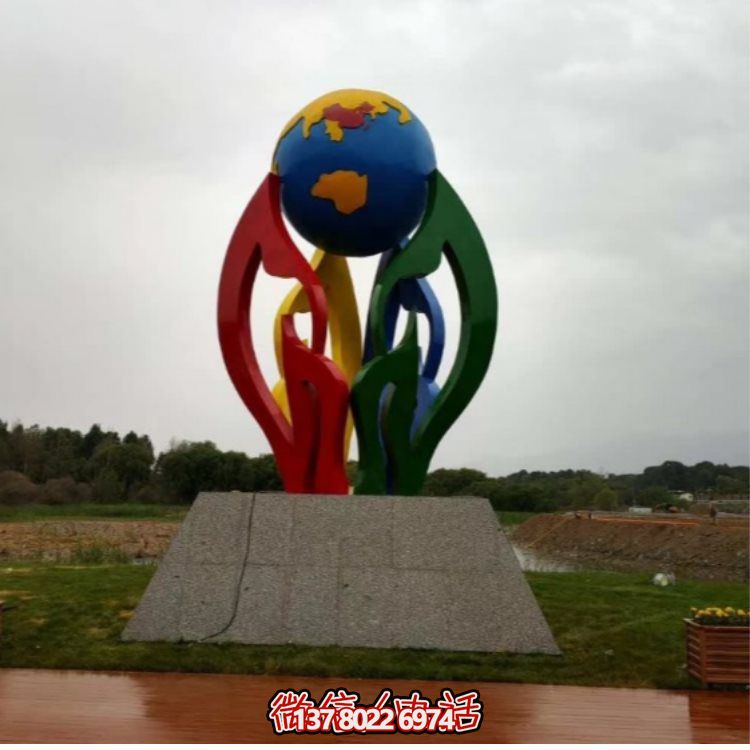 大型不銹鋼彩繪噴漆雕塑，為景區(qū)景觀廣場增色