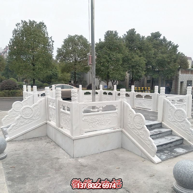 升旗臺石雕——精雕細(xì)琢，點綴校園風(fēng)采