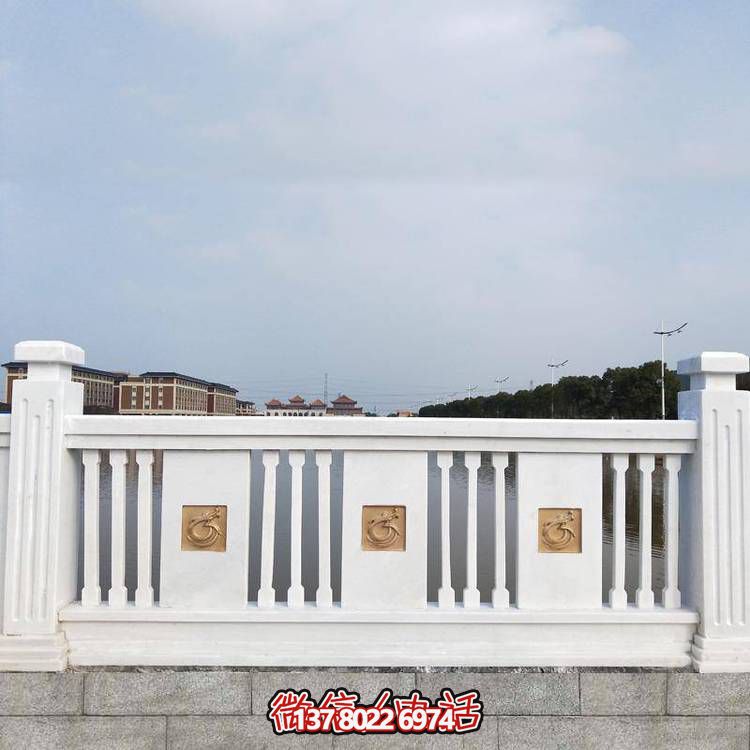 “羅馬柱式漢白玉歐式欄桿，為河道邊裝飾和防護(hù)”