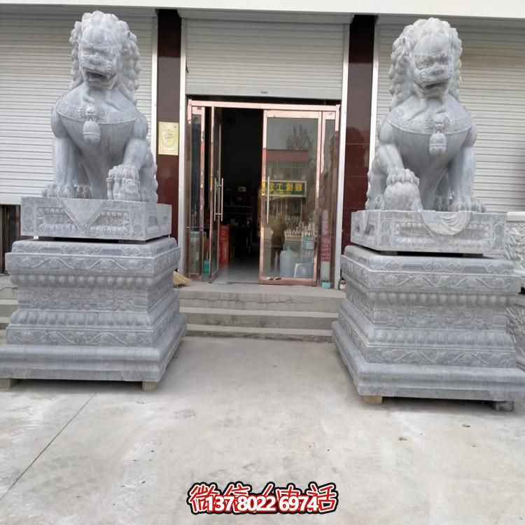 天然青石獅子雕塑，點綴景區(qū)大門