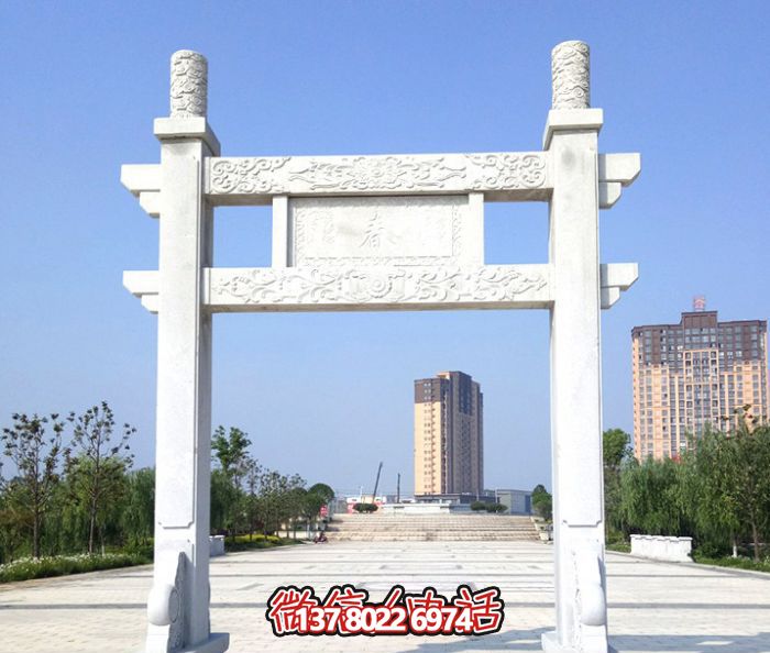 簡易大理石牌樓，為公園廣場擺放單門