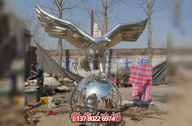 休息時刻，欣賞不銹鋼老鷹雕塑
