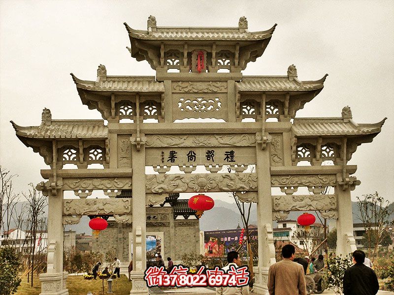 鏤空三門牌坊，點(diǎn)綴城市廣場(chǎng)