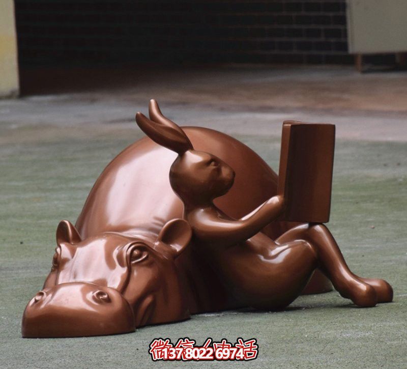 玻璃創(chuàng)意海馬雕塑，擺放于場(chǎng)內(nèi)，點(diǎn)綴你的生活