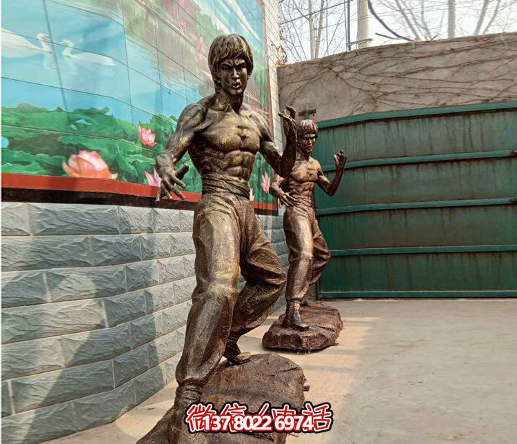 “李小龍雕塑從電影院到廣場，功夫明星永存”