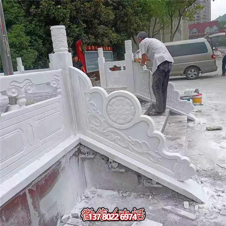 漢白玉旗臺(tái)欄板欄桿安裝，細(xì)節(jié)打磨處理