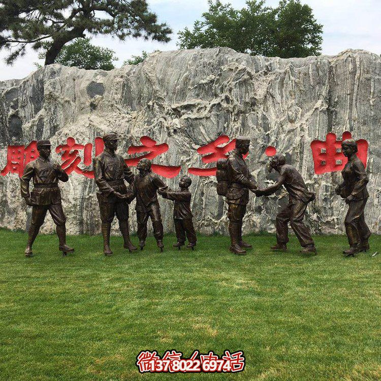 玻璃鋼仿銅人物，八路軍和鄉(xiāng)親握手的景觀擺件